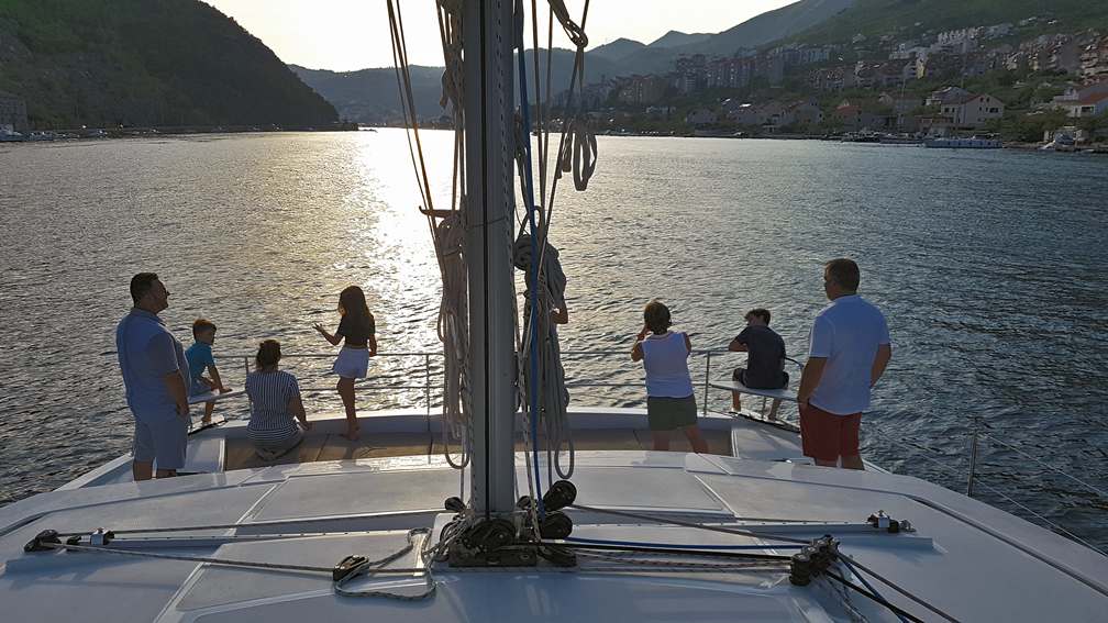 Familie am Bug der Yacht